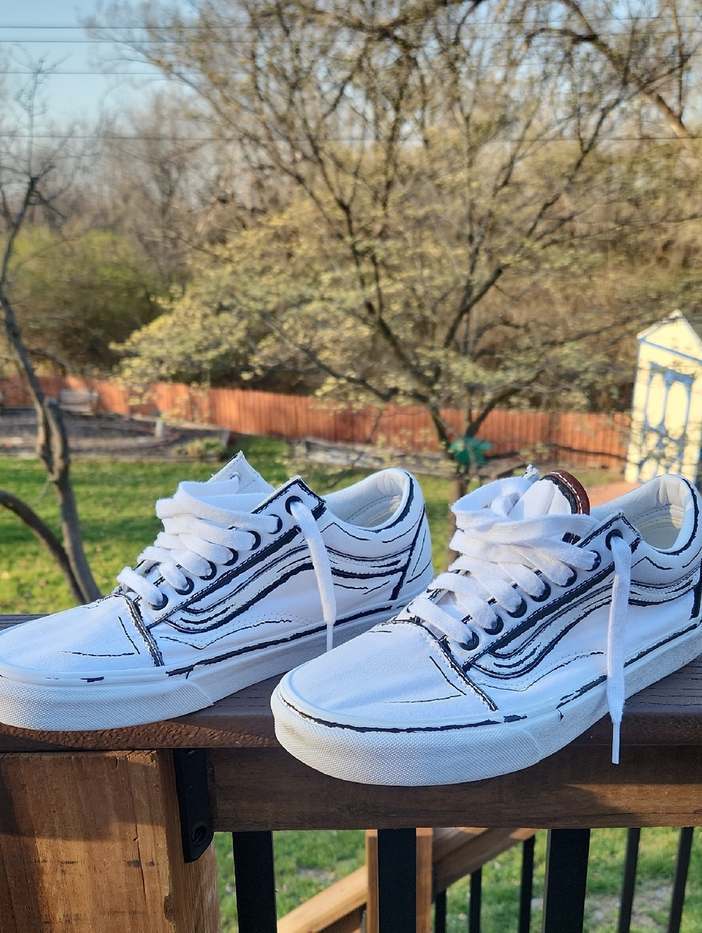 Vans Kids White Low-Top Sneakers with Black Sketch Detail